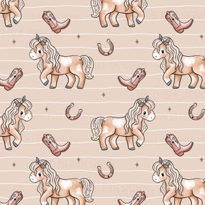 Può includere: Uno schema senza cuciture con uno sfondo marrone chiaro con strisce bianche. Lo schema include un design ripetitivo di cavalli marroni e bianchi con accenti rosa, stivali da cowboy rosa e ferri di cavallo dorati.