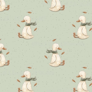 Op de afbeelding: Een naadloos patroon met witte eenden die groene sjaals dragen op een lichtgroene achtergrond met bruine bladeren die eroverheen zijn gestrooid.