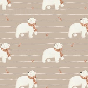Op de afbeelding: Een herhalend patroon met witte ijsberen met patronen sjaals en kleine steraccenten op een beige achtergrond met witte horizontale strepen. De beren staan in verschillende poses, wat een grillig, winters ontwerp creëert.