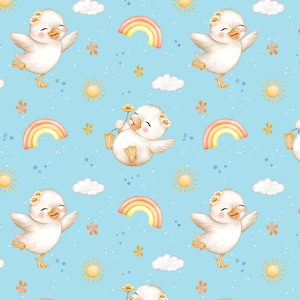Op de afbeelding: Een herhalend patroon van vrolijke cartoon eendjes met bloemenkransen, regenbogen, zonnen, wolken en bloemen op een lichtblauwe achtergrond. De eendjes zijn wit met gele snavels en poten.