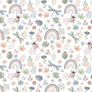 Op de afbeelding: Een naadloos patroon met een witte achtergrond met pastelkleurige regenbogen, bloemen, libellen en lieveheersbeestjes. Het patroon is perfect voor stof, behang of inpakpapier.