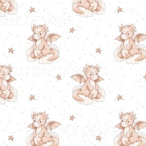Pode incluir: Padrão repetitivo com dragões de desenho animado em tom pêssego suave, cada um sentado em uma nuvem fofa. Os dragões têm asas e são cercados por pequenas estrelas marrons claras em um fundo branco.
