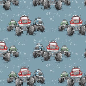 Może przedstawiać: Powtarzający się wzór kreskówkowych monster trucków w kolorze czerwonym, zielonym i niebieskim na jasnoniebieskim tle. Ciężarówki mają duże opony i są przedstawione w zabawnym, ilustracyjnym stylu. Białe plamy farby są rozrzucone.