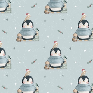 Könnte beinhalten: Ein nahtloses Muster mit Pinguinen, die blaue Pullover und rote Weihnachtsmützen tragen. Die Pinguine halten Geschenke und sind von Sternen, Stechpalmen und Vögeln umgeben. Der Hintergrund ist hellblau.