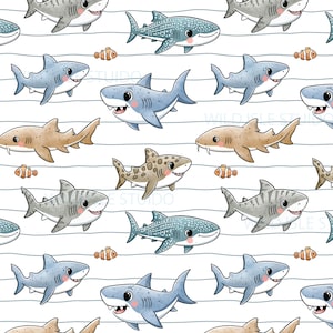 Könnte beinhalten: Ein sich wiederholendes Muster aus Cartoon-Haien und kleinen orangefarbenen Fischen auf weißem Grund mit horizontalen blauen Streifen. Die Haie sind in verschiedenen Farben, darunter Blau, Grau und Braun, und haben lächelnde Gesichter.