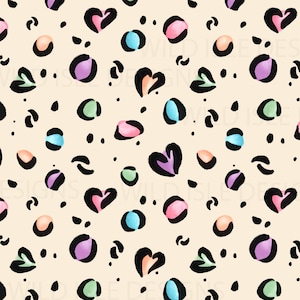 Op de afbeelding: Een naadloos patroon met een lichtbeige achtergrond met zwarte luipaardvlekken en kleurrijke harten. De harten zijn in tinten roze, paars, blauw, groen en oranje.