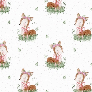 Puede incluir: Un patrón sin costuras que presenta un lindo ciervo de dibujos animados con una corona floral y un lazo rosa. El ciervo está rodeado de hojas verdes y un fondo blanco con pequeños puntos rosas.