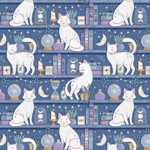 Peut inclure: Un motif sans couture représentant des chats blancs avec des étoiles sur leur fourrure, assis sur des étagères remplies de livres, de cristaux et d'autres objets magiques. L'arrière-plan est bleu foncé avec des étoiles blanches.
