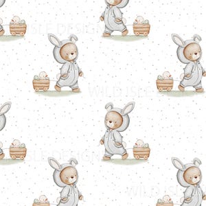 Può includere: Uno schema senza cuciture con sfondo bianco e pois grigi. Lo schema include un'immagine ripetuta di un coniglio grigio che indossa un costume da coniglio grigio che tira un carrello con tre uova.