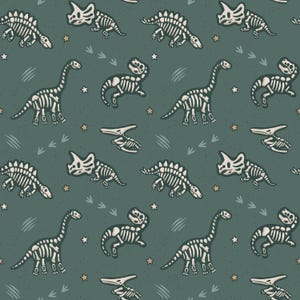 Könnte beinhalten: Ein nahtloses Muster mit verschiedenen Dinosaurierskeletten in Weiß auf einem dunkelblaugrünen Hintergrund. Die Skelette umfassen einen Stegosaurus, einen Triceratops und einen langhalsigen Dinosaurier. Das Muster wird durch kleine weiße Sterne und hellbraune Dinosaurierspuren akzentuiert.