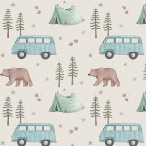 Puede incluir: Un patrón sin costuras con una furgoneta de camping azul claro, una tienda de campaña verde, osos marrones y pinos sobre un fondo beige con estrellas e huellas de patas.