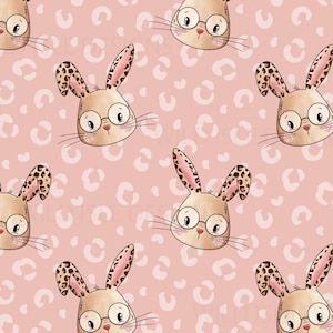 Könnte beinhalten: Ein nahtloses Muster mit braunen Hasen mit Brille, die Leopardenmuster auf einem rosa Hintergrund mit weißen Leopardenflecken tragen.