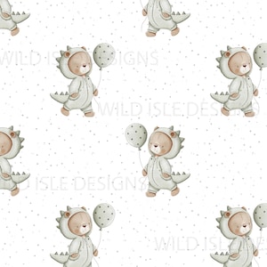 Op de afbeelding: Een naadloos patroon met een witte achtergrond met kleine grijze stippen. Het patroon bevat een herhaald beeld van een bruine beer die een grijs dinosauruskostuum draagt en een grijs ballon met witte stippen vasthoudt.