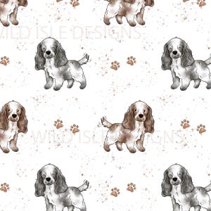 Könnte beinhalten: Nahtloses Muster mit Illustrationen von Cocker Spaniel-Hunden in Grau- und Brauntönen, durchsetzt mit Pfotenabdrücken. Die Hunde sind in einer stehenden Pose vor einem weißen Hintergrund mit dezenten braunen Sprenkeln dargestellt.