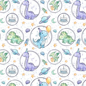 Może przedstawiać: Powtarzający się wzór z kreskówkowymi dinozaurami w kosmicznym motywie. Dinozaury są w różnych kolorach, w tym niebieskim, zielonym i fioletowym, i są otoczone planetami, rakietami, gwiazdami i tortami urodzinowymi. Tło jest białe z małymi niebieskimi kropkami.