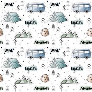 Puede incluir: Patrón repetitivo con elementos de camping sobre fondo blanco. El diseño incluye furgonetas azules, tiendas de campaña verdes, mochilas marrones y montañas verdes. Las palabras "Wild", "Explore" y "Adventure" también están presentes.