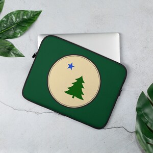 Custodia per iPad e laptop ispirata alla bandiera del Maine originale del 1901. Back-to-School.College. Vacationland Electronics Sleeve. Pine Tree & Star Maine Flag.
