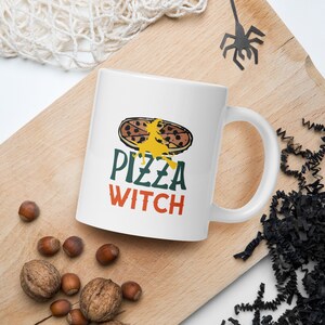 PIZZA WITCH Weiße glänzende Tasse in 3 Größen,Halloween Pizza Becher,Samhain Pizza Becher,Weihnachten Pizza Hexe Geschenk,Wicca Pizza Fan