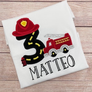 Feuerwehrauto Shirt mit Name und Nummer Geburtstagsshirt Feuerwehrmann, Besticktes Kindershirt, Geburtstagsgeschenk Bild 1