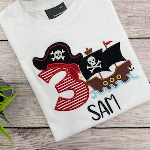 Piraten Geburtstagsshirt, Piratenschiff Motiv besticktes T-Shirt mit Name und Zahl, Piraten Partyshirt, Jungen Geburtstag 1 2 3 4 5 6 7 8 9 Bild 1