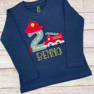 Feuerwehrauto Shirt mit Name und Nummer Geburtstagsshirt Feuerwehrmann, Besticktes Kindershirt, Geburtstagsgeschenk Bild 4