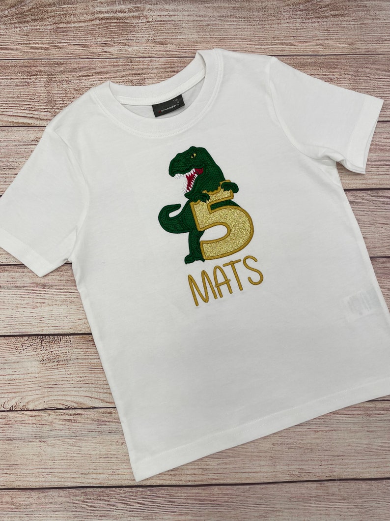 Dinosaurier Shirt Geburtstag personalisiert mit Name und Zahl Geburtstags Shirt Dino T-Rex, Besticktes Kinder Shirt, Geburtstagsgeschenk Bild 3