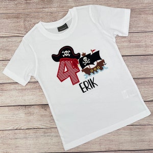 Piraten Geburtstagsshirt, Piratenschiff Motiv besticktes T-Shirt mit Name und Zahl, Piraten Partyshirt, Jungen Geburtstag 1 2 3 4 5 6 7 8 9 Bild 2