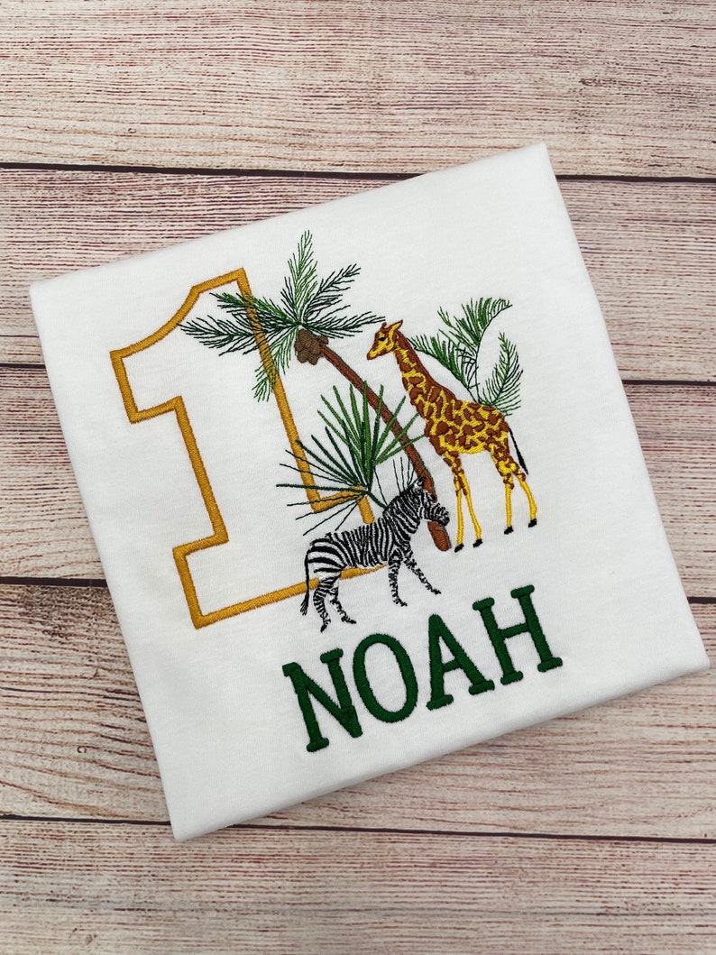 Personalisiertes Safari-Geburtstags-Shirt für Kinder, Gesticktes Safari-Geburtstags-Shirt, 1 2 3 Geburtstags-Shirt, Shirt mit Giraffe und Zebra Bild 1