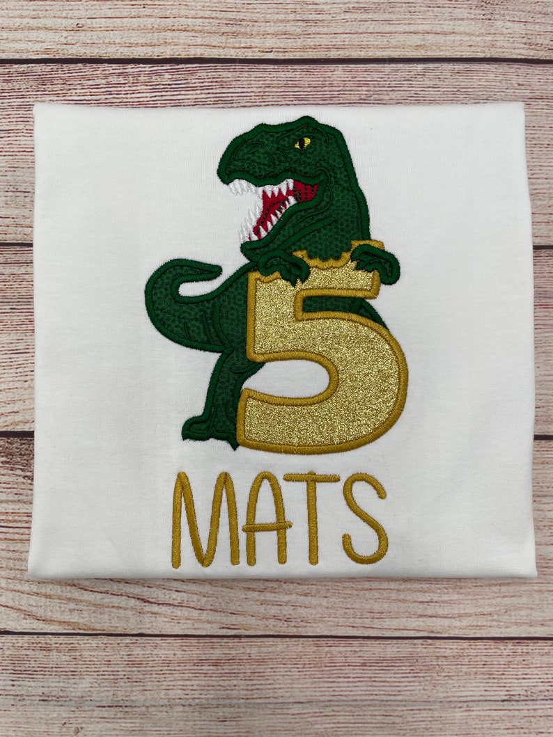 Dinosaurier Shirt Geburtstag personalisiert mit Name und Zahl Geburtstags Shirt Dino T-Rex, Besticktes Kinder Shirt, Geburtstagsgeschenk Bild 2