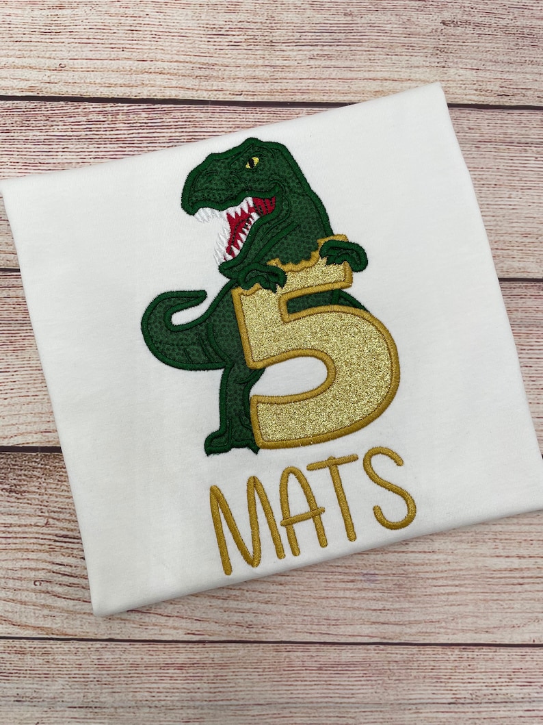 Dinosaurier Shirt Geburtstag personalisiert mit Name und Zahl Geburtstags Shirt Dino T-Rex, Besticktes Kinder Shirt, Geburtstagsgeschenk Bild 1