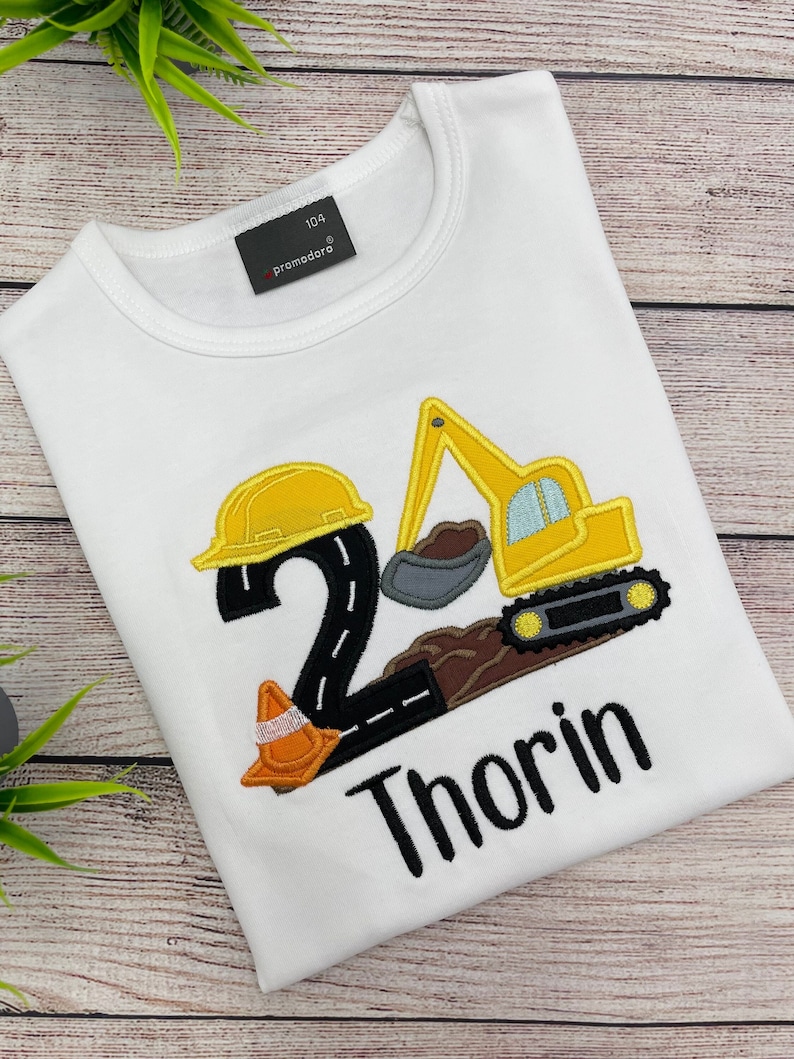 Chemise d'anniversaire de pelle, T-shirt brodé avec nom et numéro de pelle, Chemise de fête de la construction Digger, Anniversaire de garçon 2 3 4 5 6 image 1