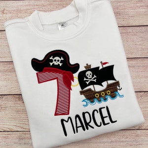 Piraten Geburtstagsshirt, Piratenschiff Motiv besticktes T-Shirt mit Name und Zahl, Piraten Partyshirt, Jungen Geburtstag 1 2 3 4 5 6 7 8 9 Bild 8