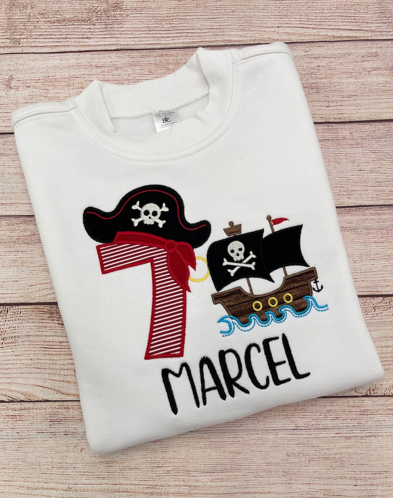 Piraten Geburtstagsshirt, Piratenschiff Motiv besticktes T-Shirt mit Name und Zahl, Piraten Partyshirt, Jungen Geburtstag 1 2 3 4 5 6 7 8 9 Bild 8