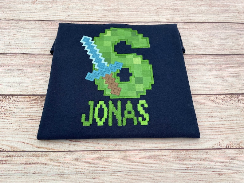 Pixel Videospiel Minenzahl Shirt, Gamer pixeliges Schwert, Dimond Schwert, Besticktes Kinder T-Shirt, Junge Geburtstag 6 7 8 9 10, Geburtstagsgeschenk Bild 3