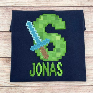 Pixel Videospiel Minenzahl Shirt, Gamer pixeliges Schwert, Dimond Schwert, Besticktes Kinder T-Shirt, Junge Geburtstag 6 7 8 9 10, Geburtstagsgeschenk Bild 2