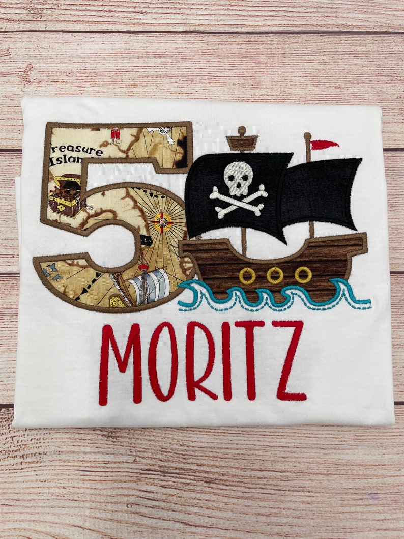 Piraten Geburtstag Shirt, Piratenschiff Motiv bestickt T-Shirt mit Namen und Nummer, Piraten Party Shirt, Jungen Geburtstag 1 2 3 4 5 6 7 8 9 Bild 2