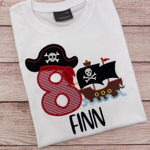 Piraten Geburtstagsshirt, Piratenschiff Motiv besticktes T-Shirt mit Name und Zahl, Piraten Partyshirt, Jungen Geburtstag 1 2 3 4 5 6 7 8 9 Bild 9