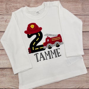 Feuerwehrauto Shirt mit Name und Nummer Geburtstagsshirt Feuerwehrmann, Besticktes Kindershirt, Geburtstagsgeschenk Bild 3