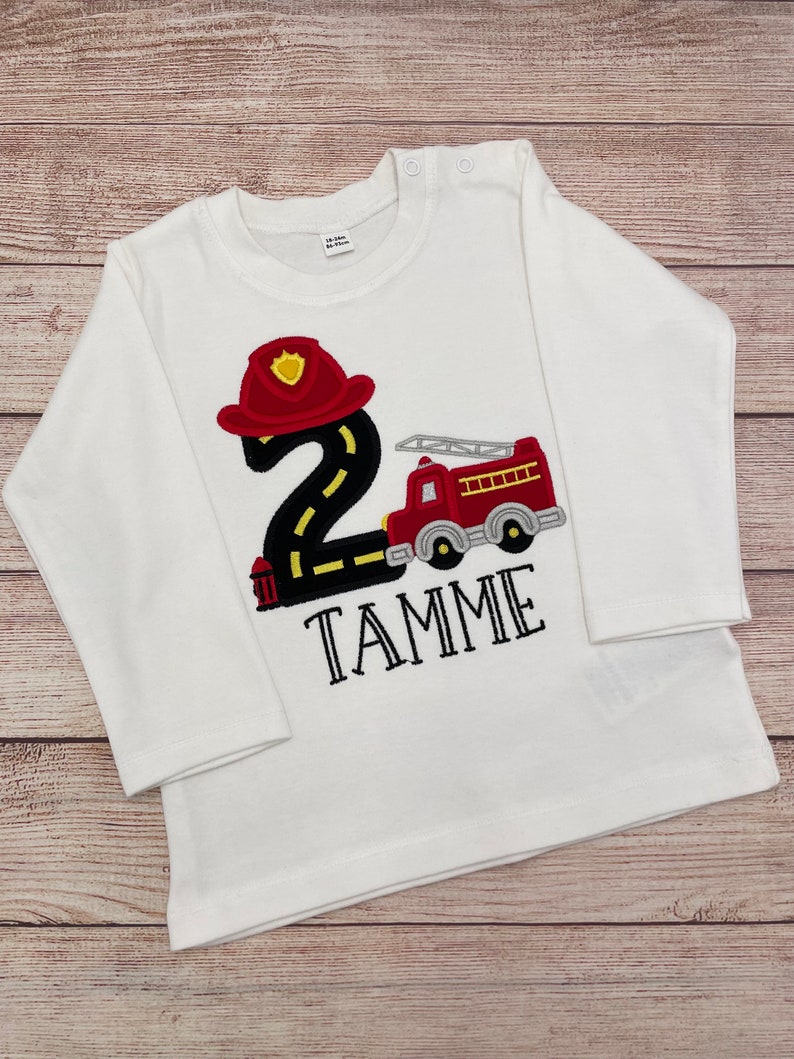 Feuerwehrauto Shirt mit Name und Nummer Geburtstagsshirt Feuerwehrmann, Besticktes Kindershirt, Geburtstagsgeschenk Bild 3