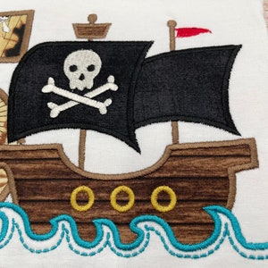 Piraten Geburtstag Shirt, Piratenschiff Motiv bestickt T-Shirt mit Namen und Nummer, Piraten Party Shirt, Jungen Geburtstag 1 2 3 4 5 6 7 8 9 Bild 4