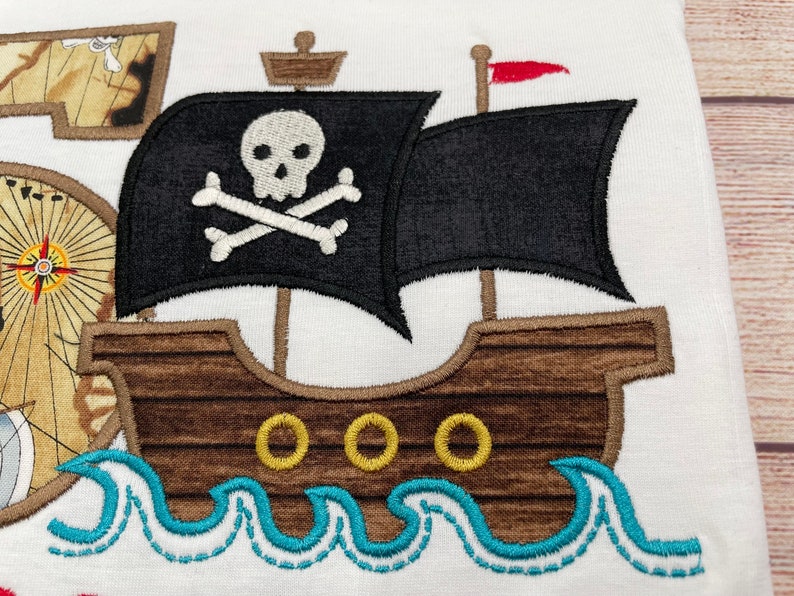 Piraten Geburtstag Shirt, Piratenschiff Motiv bestickt T-Shirt mit Namen und Nummer, Piraten Party Shirt, Jungen Geburtstag 1 2 3 4 5 6 7 8 9 Bild 4