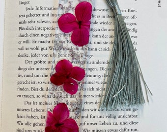 Boekenleggers met gedroogde bloemen