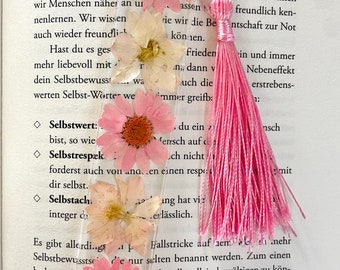Lesezeichen mit getrockneten Blumen