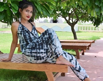 Mono tie-dye sin espalda: ropa bohemia para festivales