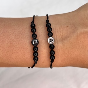 Tolles Buchstabenarmband schwarz Initialienarmband Partnerarmband Freundschaftsarmband schwarze Perlen silber Surfer personalisierbar