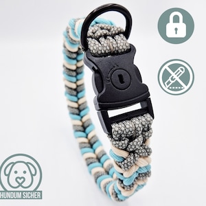 Può includere: Un collare per cani intrecciato blu, grigio e bianco con una fibbia nera e un anello a D in metallo. Il collare è realizzato in paracord e ha una fibbia sicura e regolabile.