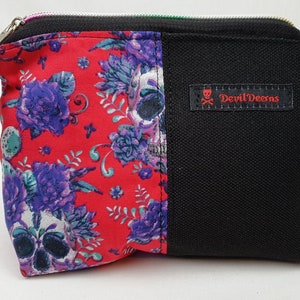 Handgefertigte kleine Tasche Skull mit Totenköpfen, die Kosmetiktasche ist ein einzigartiges Unikat & Handmade in den Farben schwarz / rot