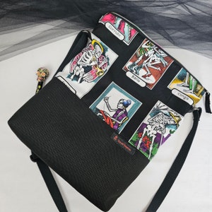 Bolso de hombro Tarot para mujer de Alexander Henry, bolso plegable hecho a mano con calaveras femeninas al estilo de las cartas del tarot.