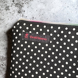 Kleine Tasche schwarz-weiß gepunktet,  Kosmetiktasche, small bag black-white polkadots.