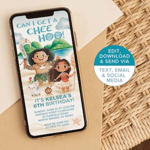 Puede incluir: Un smartphone muestra una invitación de cumpleaños con temática tropical. La invitación presenta personajes de dibujos animados, el texto "CAN I GET A CHEE HOO!" y detalles para el sexto cumpleaños de Kelsea. Un botón redondo dice "EDIT, DOWNLOAD & SEND VIA TEXT, EMAIL & SOCIAL MEDIA."